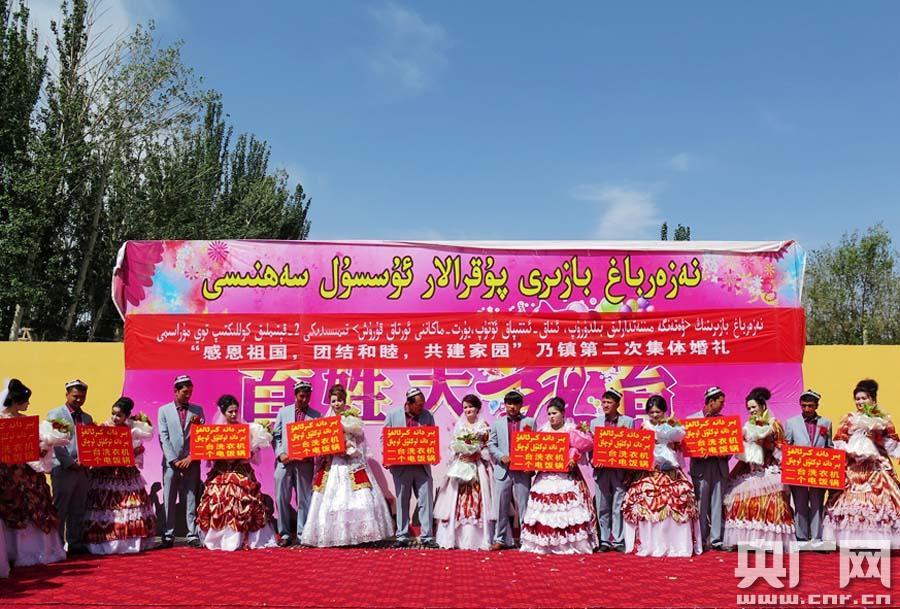 新疆喀什马车集体婚礼引领移风易俗新风尚