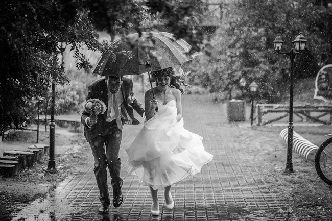 下雨天与婚纱更配哦！