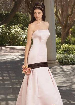 点击图片进入下一页 伴娘服装:冬季婚礼完美展示