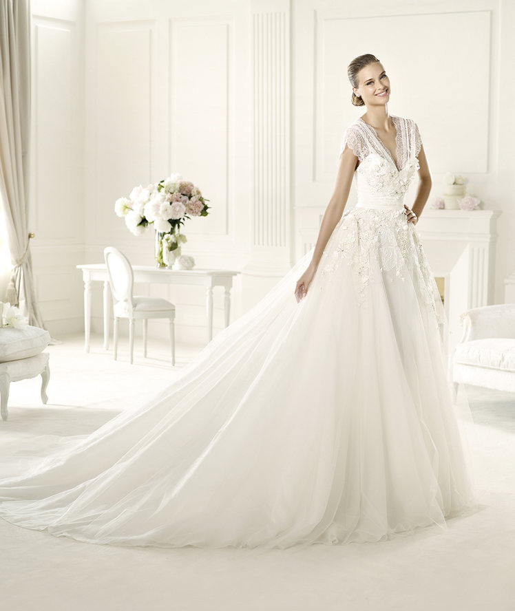 Pronovias 白色V字领蕾丝长拖尾婚纱