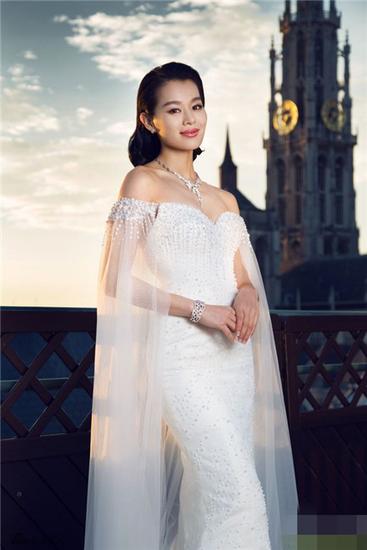 胡杏儿今日大婚晒美照 婚纱照性感