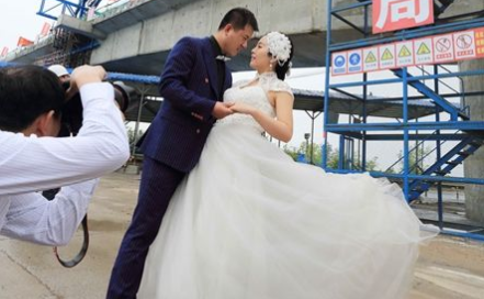 90后真人婚纱照_打开幸福的别样方式：90后小夫妻工地拍婚纱照